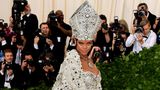 Die Kopfbedeckung von Rihanna (in Maison Margiela) erinnerte an die Mitra des Papstes. Das Motto der diesjährigen Met-Gala lautete "Himmlische Körper: Mode und die katholische Vorstellungskraft" und musste extra von der Kirche abgesegnet werden.