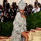 Die Kopfbedeckung von Rihanna (in Maison Margiela) erinnerte an die Mitra des Papstes. Das Motto der diesjährigen Met-Gala lautete "Himmlische Körper: Mode und die katholische Vorstellungskraft" und musste extra von der Kirche abgesegnet werden.