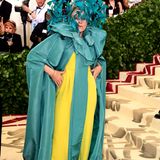 Falls Sie sich fragen, wer sich hinter dieser schrägen Kombination versteckt: Es ist Oscar-Preisträgerin Frances McDormand in Valentino.