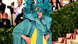 Falls Sie sich fragen, wer sich hinter dieser schrägen Kombination versteckt: Es ist Oscar-Preisträgerin Frances McDormand in Valentino.