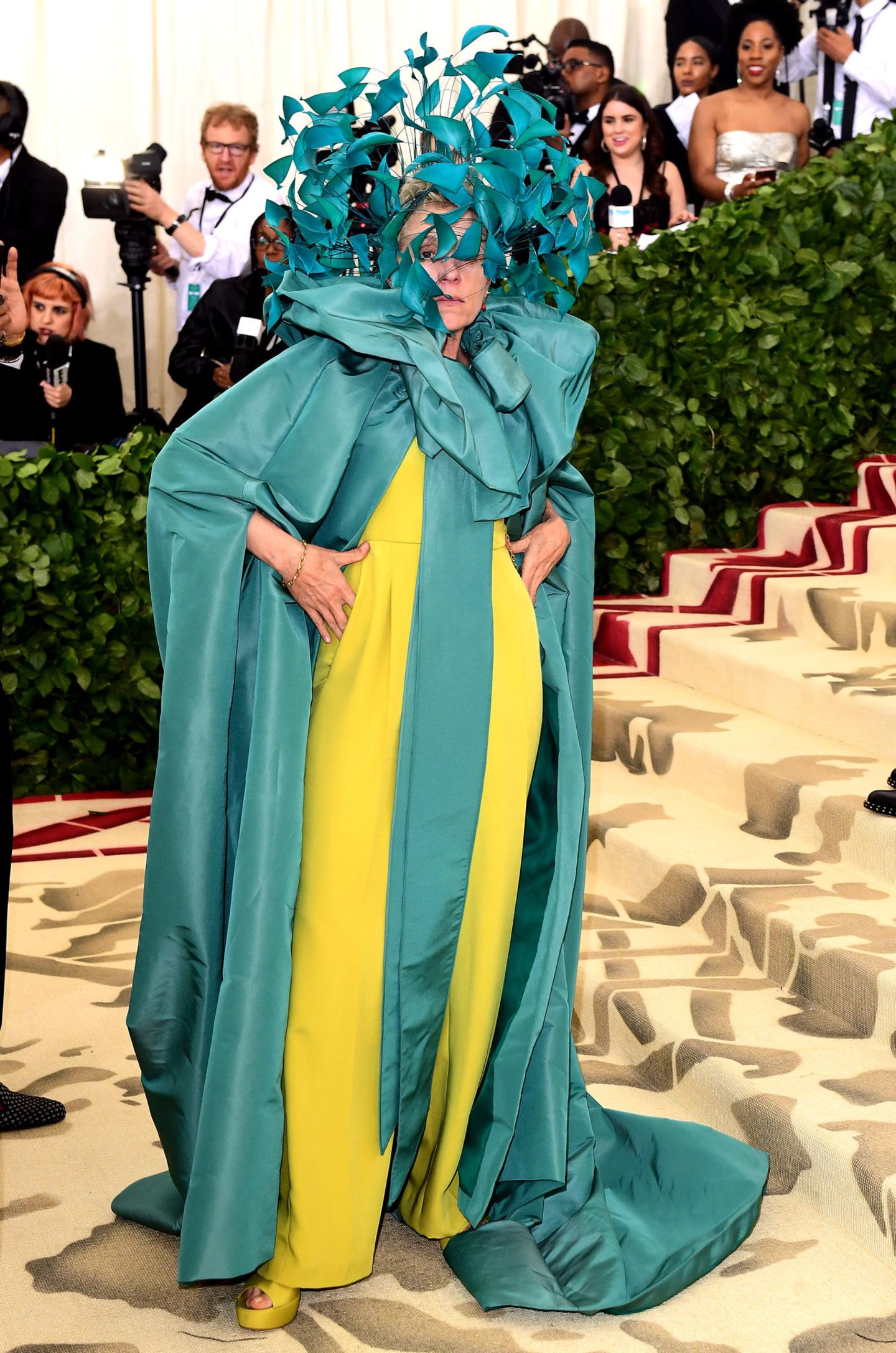 Falls Sie sich fragen, wer sich hinter dieser schrägen Kombination versteckt: Es ist Oscar-Preisträgerin Frances McDormand in Valentino.