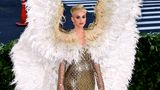 Katy Perry kam als Engel im goldenen Versace-Kleid und präsentierte überdimensional große Flügel. Einziges Problem: Die Flügel waren so riesig, dass Perry nur seitlich durch die Tür gehen konnte.