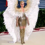 Katy Perry kam als Engel im goldenen Versace-Kleid und präsentierte überdimensional große Flügel. Einziges Problem: Die Flügel waren so riesig, dass Perry nur seitlich durch die Tür gehen konnte.