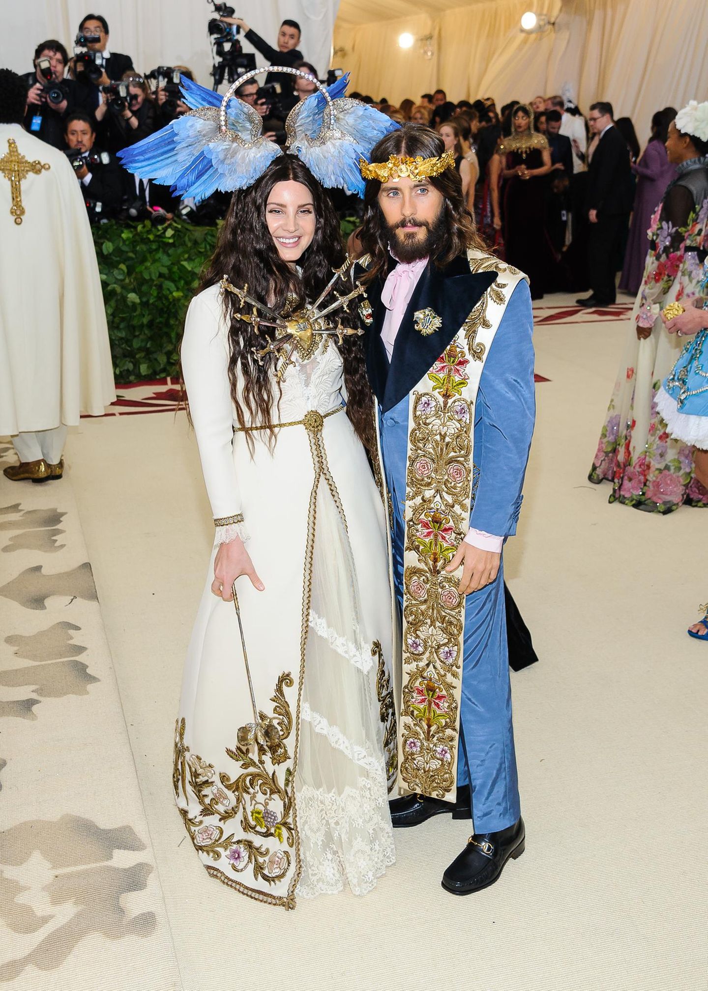Definitiv nicht zu übersehen waren Sängerin Lana Del Rey und Schauspieler Jared Leto in ihren opulenten Gucci-Kreationen.