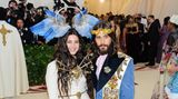 Definitiv nicht zu übersehen waren Sängerin Lana Del Rey und Schauspieler Jared Leto in ihren opulenten Gucci-Kreationen.