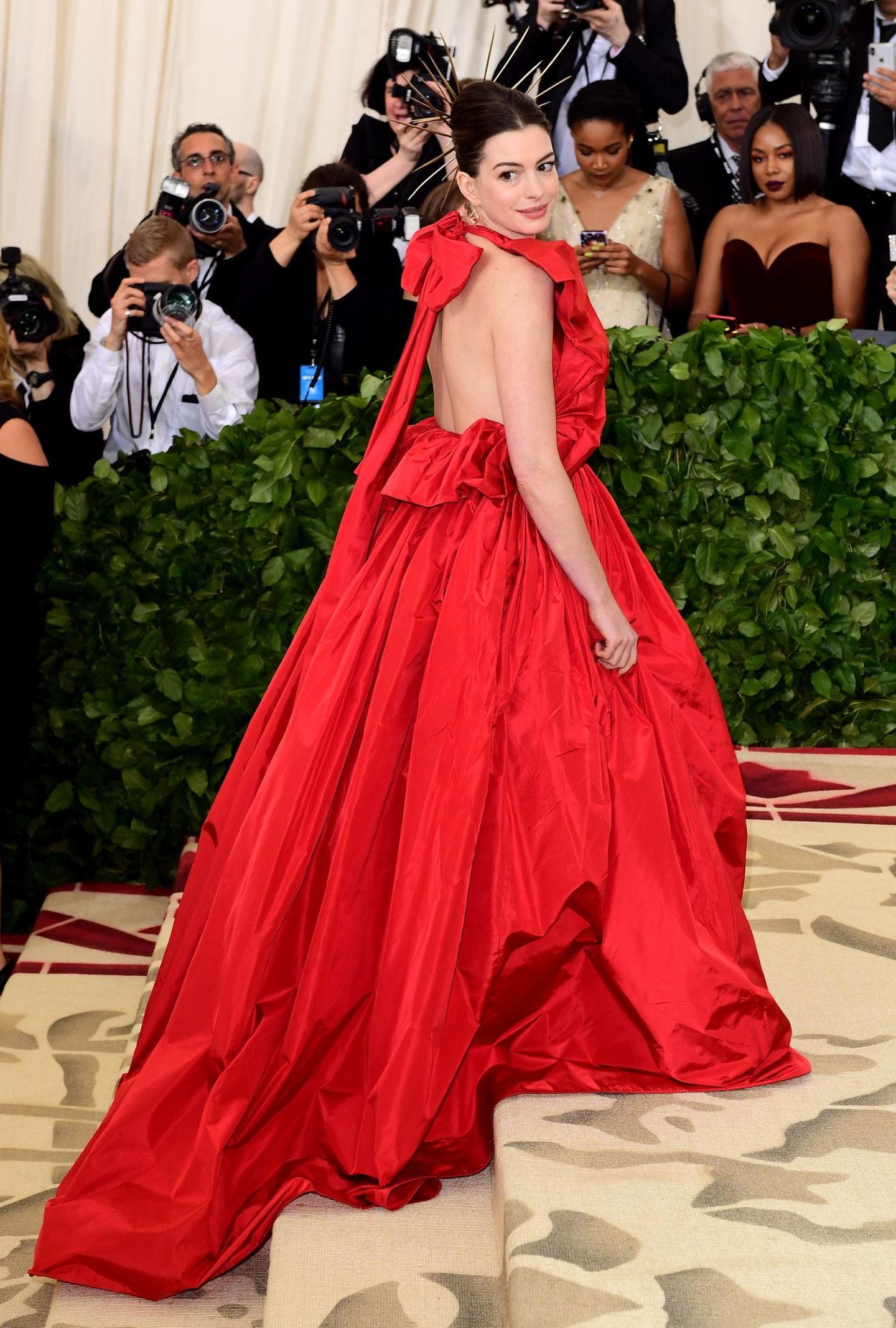 Schauspielerin Anne Hathaway präsentierte einen gezackten Heiligenschein auf dem Kopf und ein voluminöses Designerkleid von Valentino.