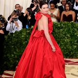 Schauspielerin Anne Hathaway präsentierte einen gezackten Heiligenschein auf dem Kopf und ein voluminöses Designerkleid von Valentino.
