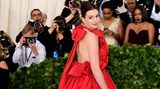Schauspielerin Anne Hathaway präsentierte einen gezackten Heiligenschein auf dem Kopf und ein voluminöses Designerkleid von Valentino.