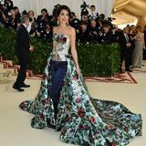 Organisiert wird die Met-Gala jedes Jahr von "Vogue"-Chefredakteurin Anna Wintour. In diesem Jahr erhielt sie Unterstützung von Anwältin Amal Clooney, die in einer eigenwilligen Kreation mit Hose und Schleppe überraschte. Clooneys Outfit stammt von dem britischen Designer Richard Quinn.