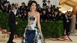 Organisiert wird die Met-Gala jedes Jahr von "Vogue"-Chefredakteurin Anna Wintour. In diesem Jahr erhielt sie Unterstützung von Anwältin Amal Clooney, die in einer eigenwilligen Kreation mit Hose und Schleppe überraschte. Clooneys Outfit stammt von dem britischen Designer Richard Quinn.
