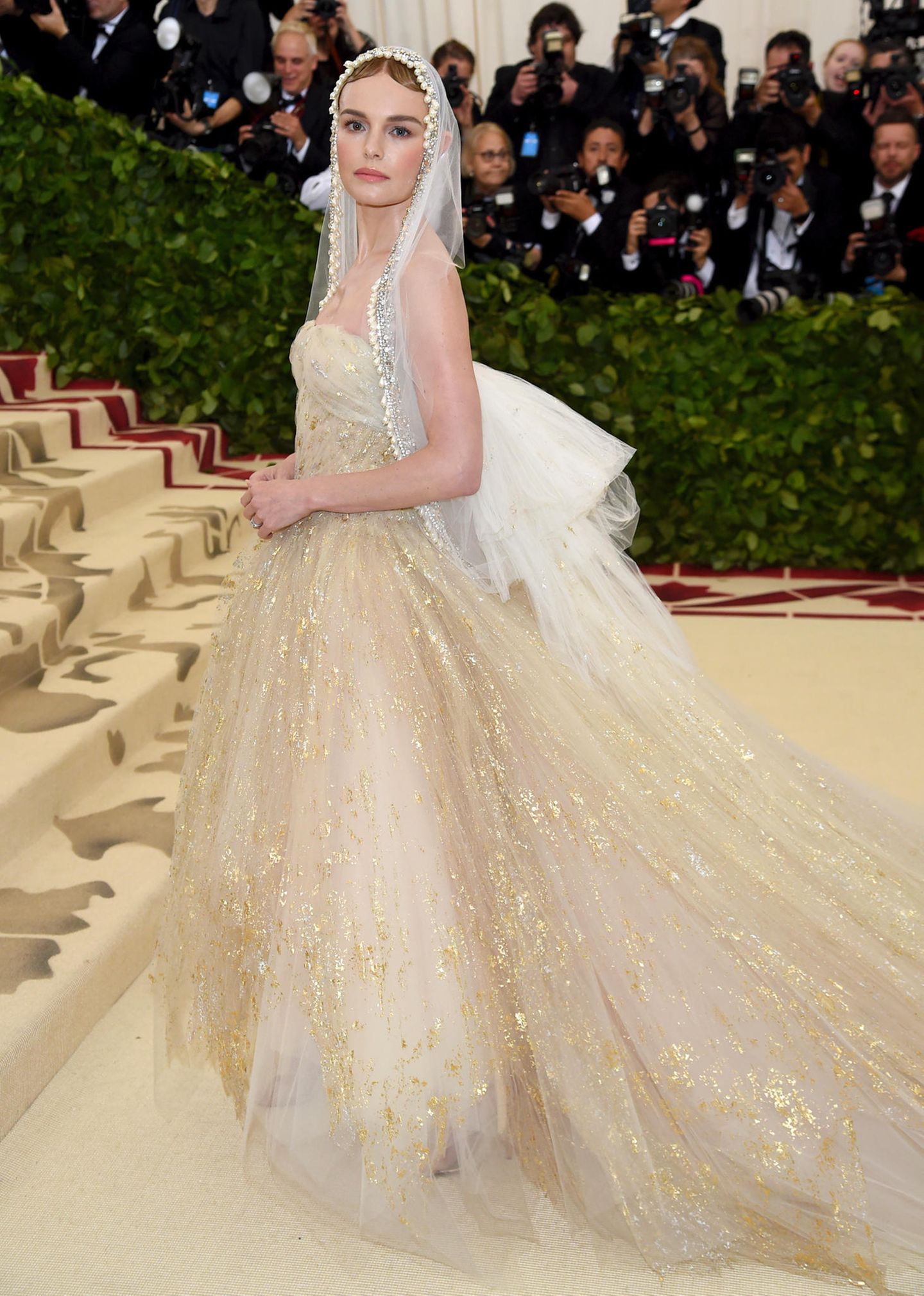 Hochzeitskleid oder Heilige Madonna? Schauspielerin Kate Bosworth in einer Robe von Oscar de la Renta.
