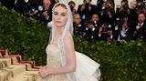 Hochzeitskleid oder Heilige Madonna? Schauspielerin Kate Bosworth in einer Robe von Oscar de la Renta.