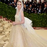 Hochzeitskleid oder Heilige Madonna? Schauspielerin Kate Bosworth in einer Robe von Oscar de la Renta.