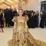 Schauspielerin Sarah Jessica Parker (in Dolce & Gabbana) balancierte eine komplette Krippe auf ihrem Kopf.