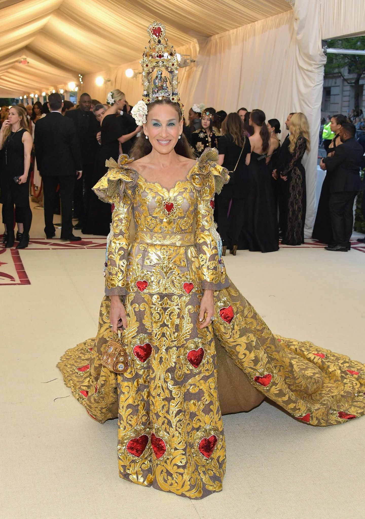 Schauspielerin Sarah Jessica Parker (in Dolce & Gabbana) balancierte eine komplette Krippe auf ihrem Kopf.