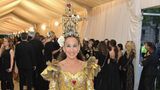 Schauspielerin Sarah Jessica Parker (in Dolce & Gabbana) balancierte eine komplette Krippe auf ihrem Kopf.