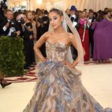 Das Kleid von Sängerin Ariana Grande (in Vera Wang) erinnerte an Michelangelos Werke in der Sixtinischen Kapelle.