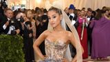 Das Kleid von Sängerin Ariana Grande (in Vera Wang) erinnerte an Michelangelos Werke in der Sixtinischen Kapelle.