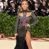 Jennifer Lopez (in Balmain) bewies, dass man Kreuz tragen und gleichzeitig Haut zeigen kann.