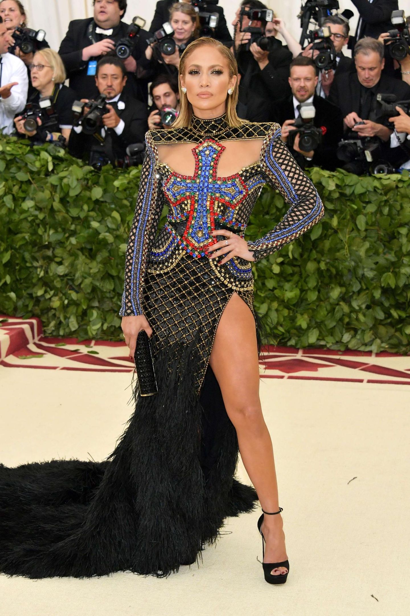 Jennifer Lopez (in Balmain) bewies, dass man Kreuz tragen und gleichzeitig Haut zeigen kann.