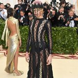 So sieht dann wohl der Stoff gewordenen Beichtstuhl aus: Die Frau hinter dem Vorhang ist Model Cara Delevingne (in Dior).