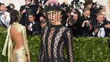 So sieht dann wohl der Stoff gewordenen Beichtstuhl aus: Die Frau hinter dem Vorhang ist Model Cara Delevingne (in Dior).