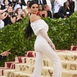 Schleppe am Hosenbein: Das Outfit von Model Kendall Jenner (in Off White) war eine echte Herausforderung. Wie bitte soll man bei dieser Überlänge nicht stolpern?