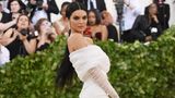 Schleppe am Hosenbein: Das Outfit von Model Kendall Jenner (in Off White) war eine echte Herausforderung. Wie bitte soll man bei dieser Überlänge nicht stolpern?