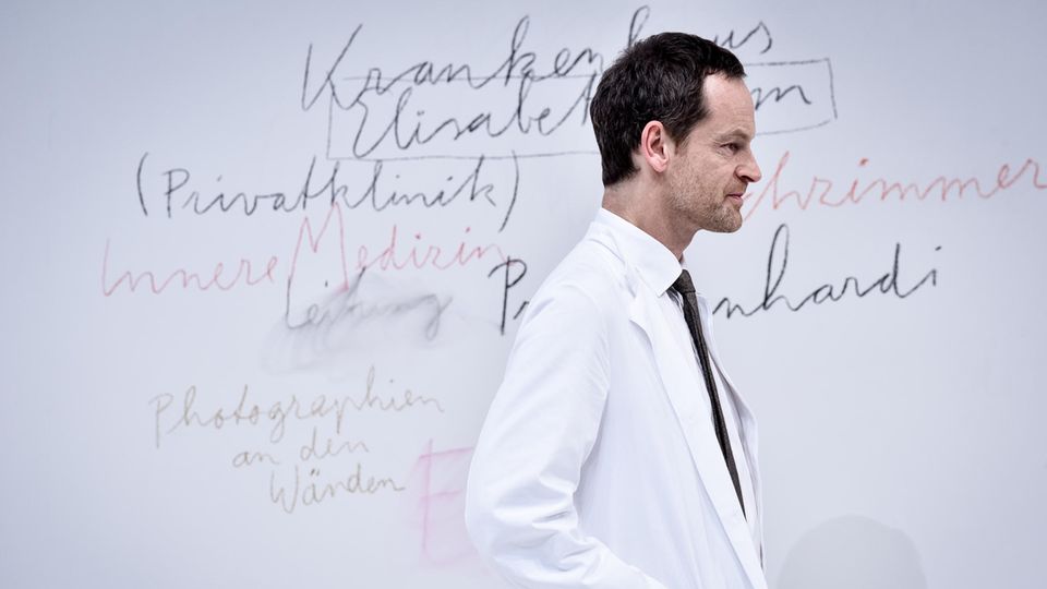Schauspieler: Häufiger Rollenwechsel: Hartmann im Theaterstück "Professor Bernhardi" an der Berliner Schaubühne Häufiger Rollenwechsel: Hartmann im Theaterstück "Professor Bernhardi" an der Berliner Schaubühne