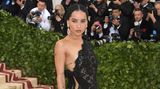 Schauspielerin Zoë Kravitz (in Saint Laurent) trug nicht mehr als ein Spitzen-Deckchen vom Altar