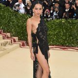 Schauspielerin Zoë Kravitz (in Saint Laurent) trug nicht mehr als ein Spitzen-Deckchen vom Altar
