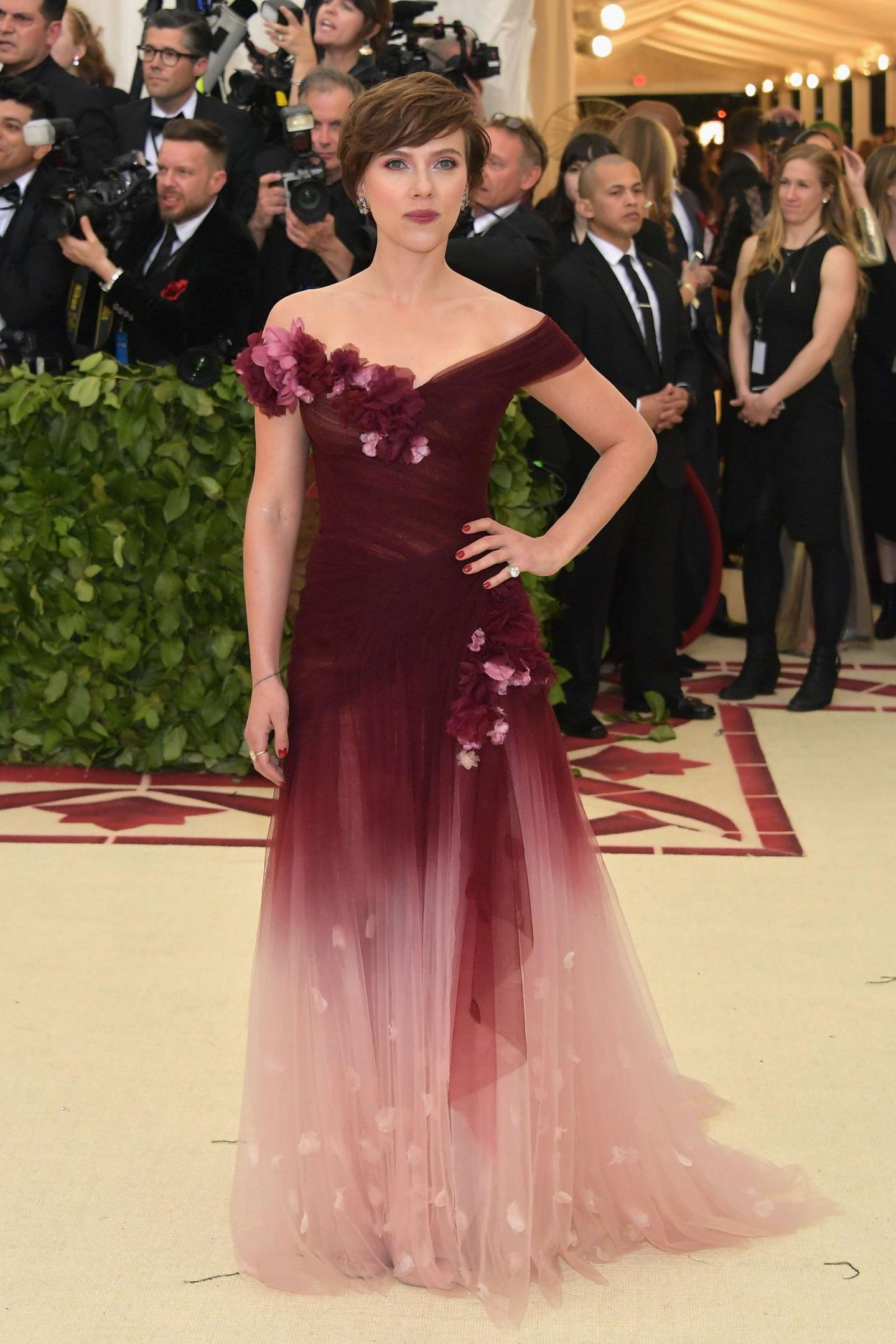 Schauspielerin Scarlett Johansson sorgte für einen kleinen Skandal: Sie trug ein Kleid von Marchesa. Das Label von Harvey Weinsteins Ex-Frau Georgina Chapman wird seit dem Missbrauchsskandal eigentlich von Hollywood-Stars ignoriert.