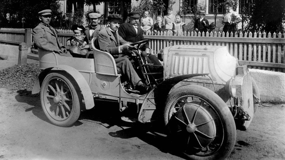 E-Mobilität 1902: Patriarch Ferdinand Porsche (am Steuer) mit dem "Lohner Mixte"