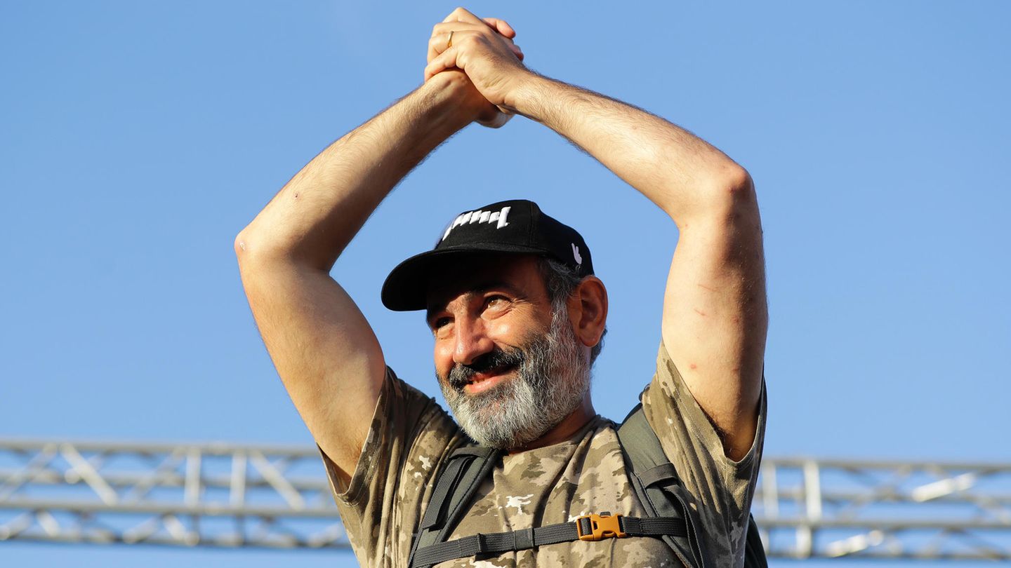 Armeniens neuer Regierungschef Nikol Paschinjan jubelt