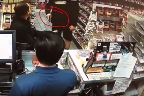 Polizist zieht in der Tankstelle seine Waffe, um Kaubonbon-Diebstahl zu verhindern