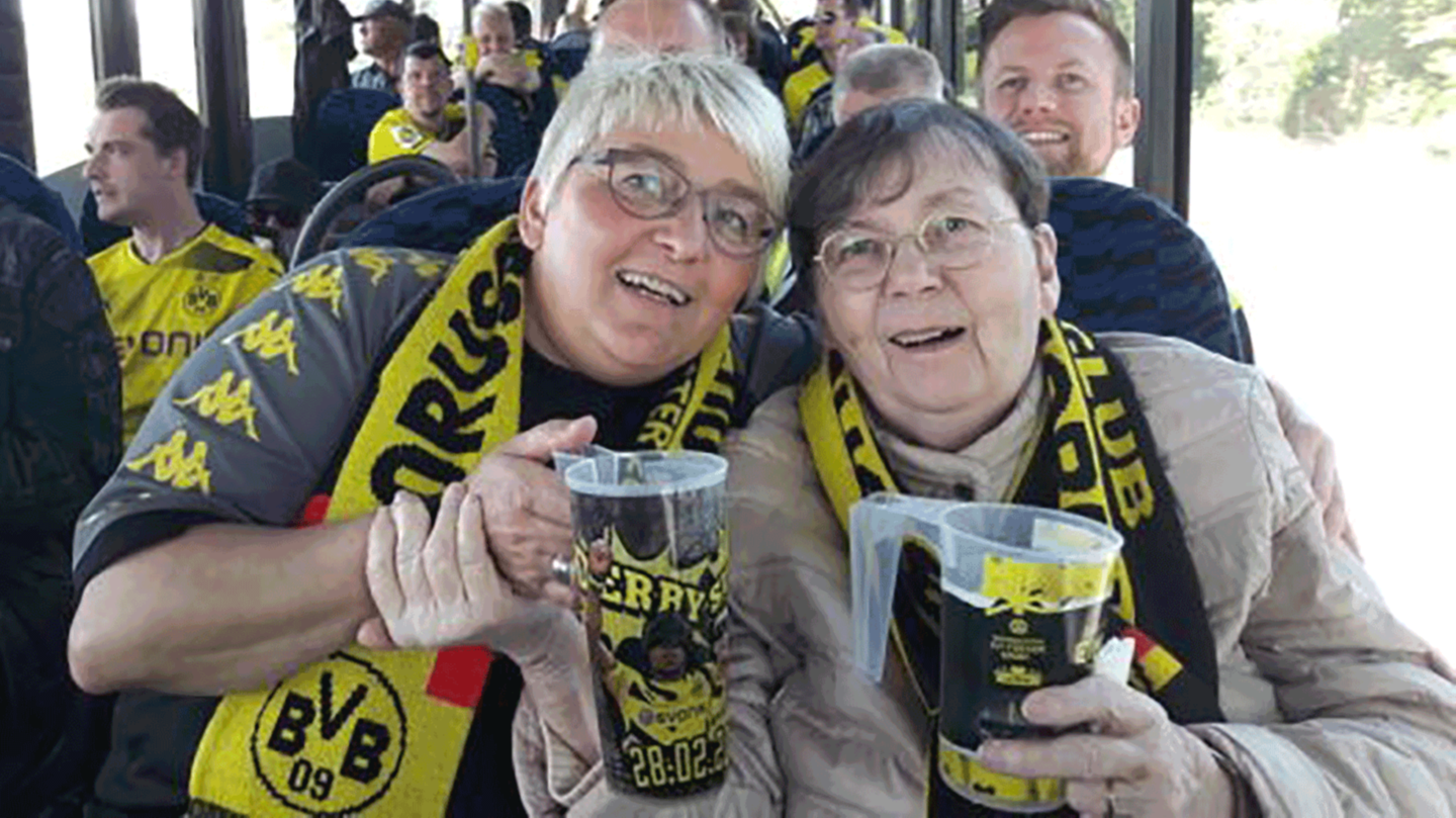 BVB-Fan Uta Westhold (rechts) auf dem Weg zum Stadion