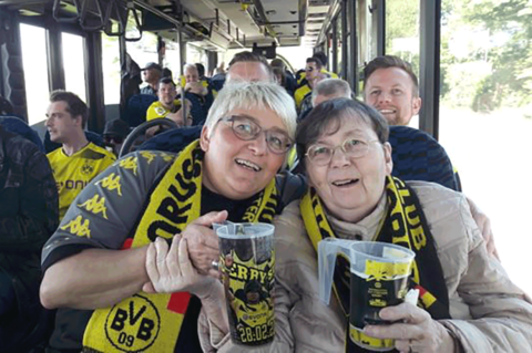 BVB-Fan Uta Westhold (rechts) auf dem Weg zum Stadion