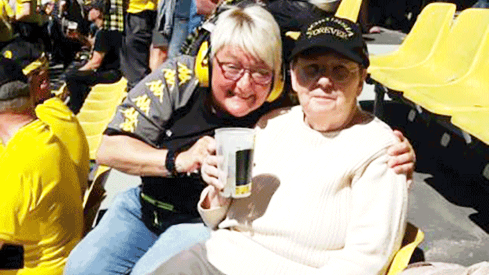 Fanclub-Vorstandsmitglied Monika Naber (links) und Uta Westhold (rechts) bei bestem Wetter im Signal Iduna Park Fanclub-Vorstandsmitglied Monika Naber (links) und Uta Westhold (rechts) bei bestem Wetter im Signal Iduna Park