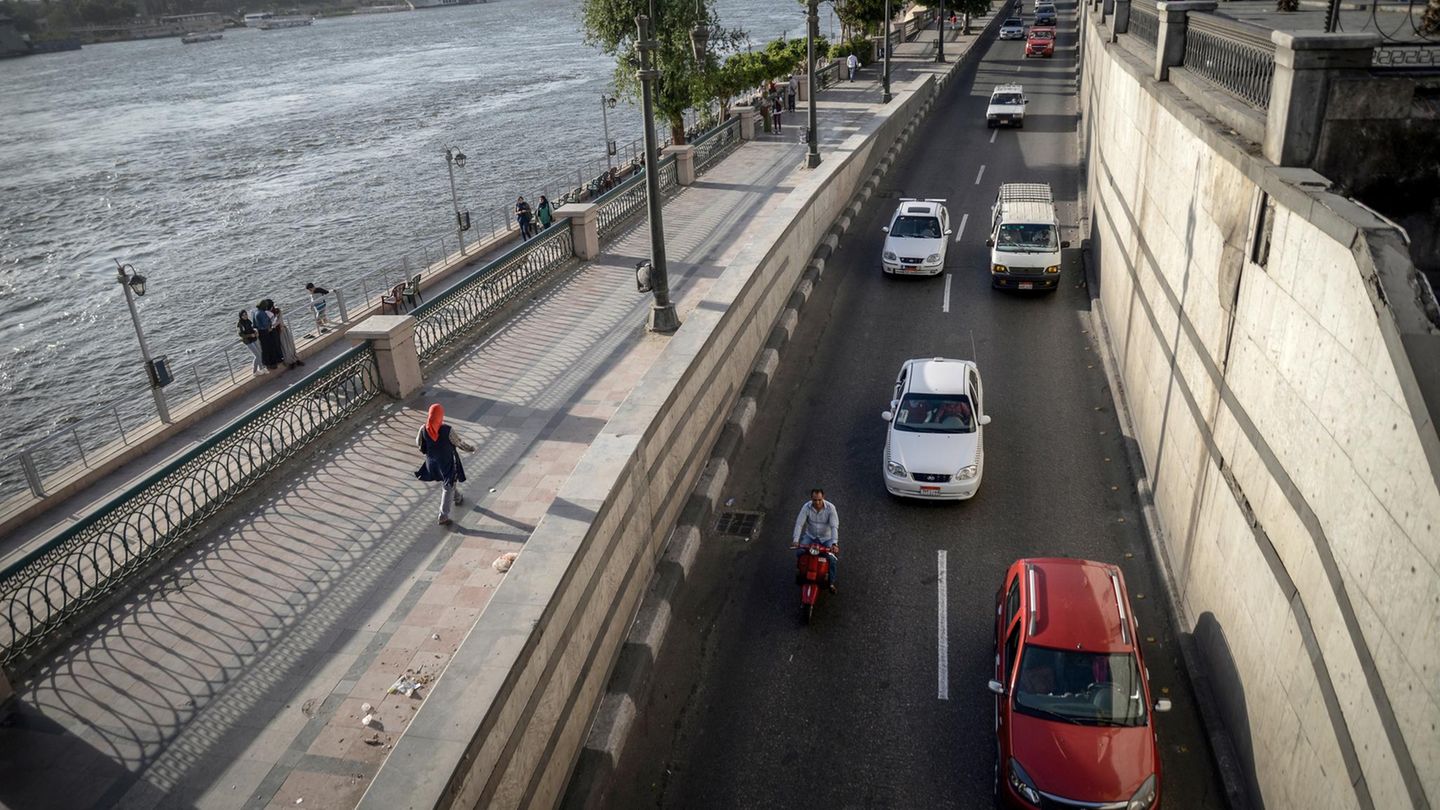 Taxen und ein Uber-Fahrzeug fahren am Nil in Ägypten entlang