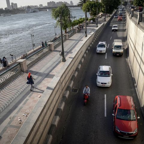 Taxen und ein Uber-Fahrzeug fahren am Nil in Ägypten entlang