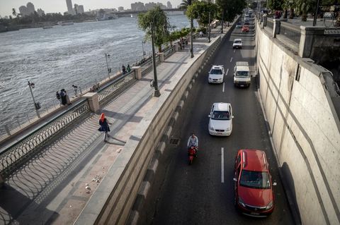 Taxen und ein Uber-Fahrzeug fahren am Nil in Ägypten entlang