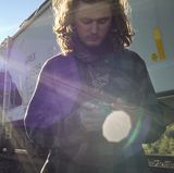 Der Zug steht auf einem Nebengleis. Scotty (vorn), der sich einen Joint anzündet, und Ben warten auf die Weiterfahrt