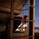 Scotty lehnt sich weit aus dem "Grainer", dem Getreidewaggon, um zu sehen, wo sie sich befinden. Oft halten die Züge über Stunden auf freier Stecke