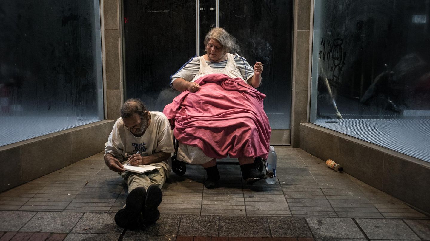 Sam und Sandy sind seit 42 Jahren verheiratet und leben seit 13 Jahren auf der Straße. Zuch traf sie eines Nachts in New Orleans. Und hörte ihnen zu