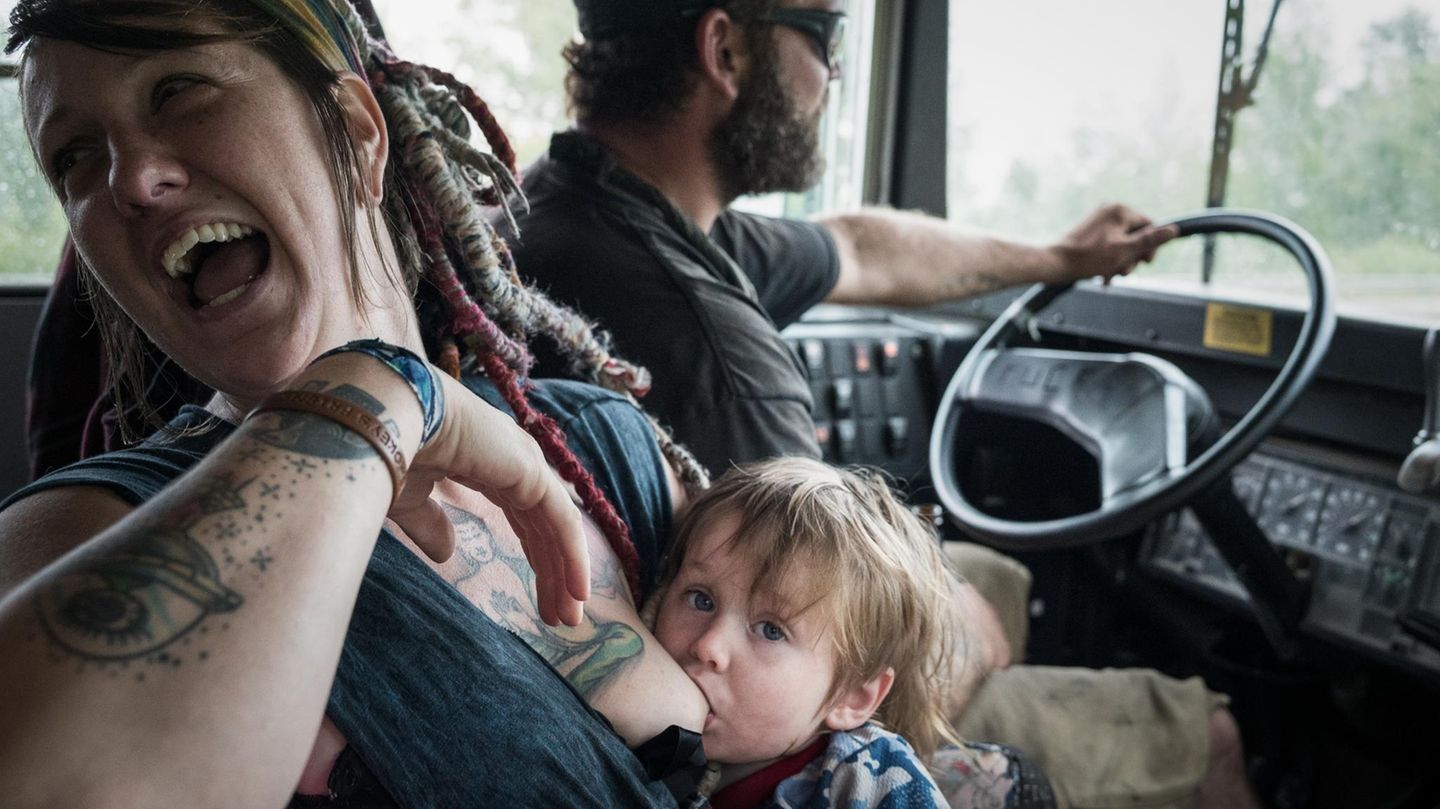 Samantha und Scott sind seit einem Jahr ein Paar und reisen gemeinsam mit Samanthas Sohn Atlas und drei Hunden in einem alten Schulbus durchs Land