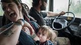 Samantha und Scott sind seit einem Jahr ein Paar und reisen gemeinsam mit Samanthas Sohn Atlas und drei Hunden in einem alten Schulbus durchs Land