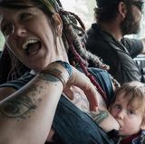 Samantha und Scott sind seit einem Jahr ein Paar und reisen gemeinsam mit Samanthas Sohn Atlas und drei Hunden in einem alten Schulbus durchs Land