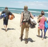 Auszeit vom Betteln: In Lederkluft geht es zur Erholung an den Strand