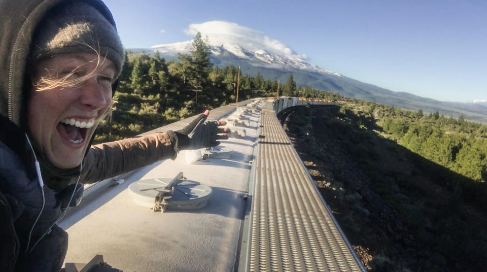 Vor ihr der Mount Shasta im Norden Kaliforniens: Tamina Florentine Zuch dokumentierte ihre Reise zum Teil mit einer Handykamera. Für das Klettern auf den Zügen konnte sie nur einen kleinen Rucksack mitnehmen