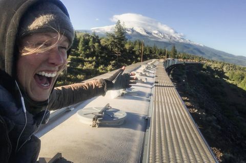Vor ihr der Mount Shasta im Norden Kaliforniens: Tamina Florentine Zuch dokumentierte ihre Reise zum Teil mit einer Handykamera. Für das Klettern auf den Zügen konnte sie nur einen kleinen Rucksack mitnehmen